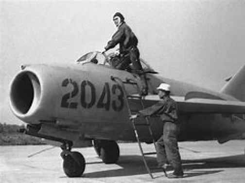 Phi công Việt Nam nào lái MiG-17 đánh 1 trận khiến Hải quân Mỹ chùn bước?