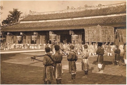 Vua chúa Đại Việt chơi sang cỡ nào?